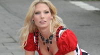 Auch im Dirndl macht Model Brandner eine Top-Figur.