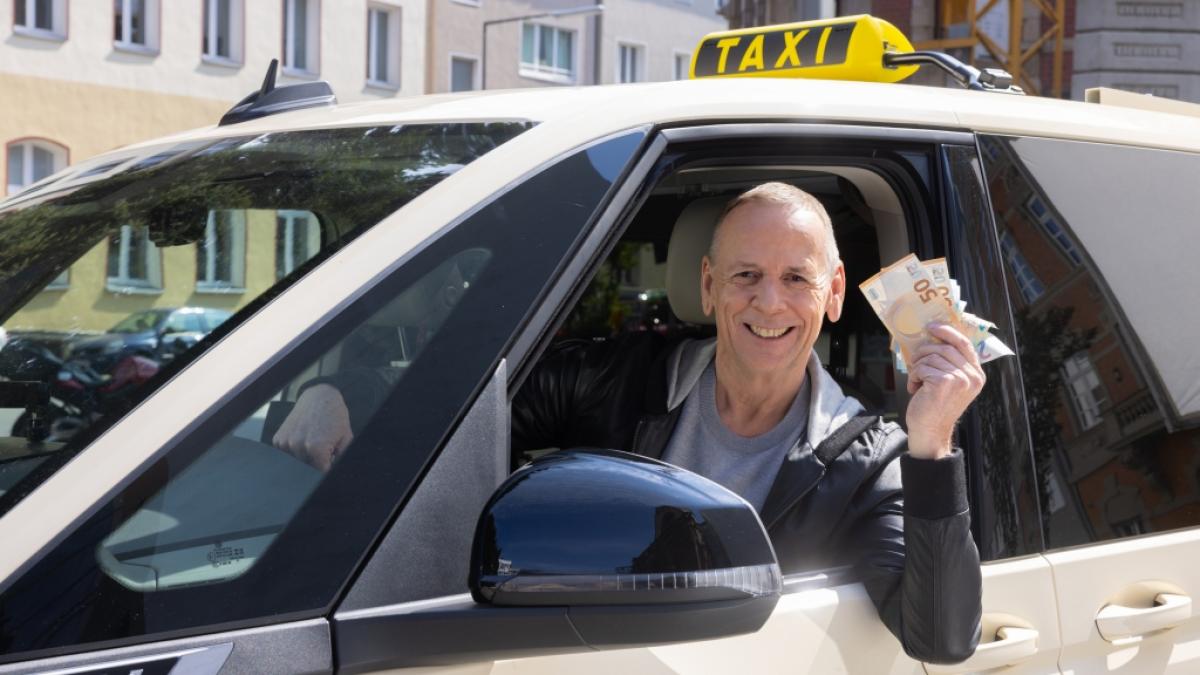 Moderator Thomas Hackenberg kehrt 2023 mit dem "Quiz Taxi" auf Kabel Eins zur&uuml;ck. (Foto)