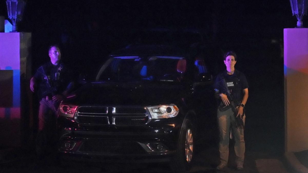 Bewaffnete Secret-Service-Agenten stehen vor einem Eingang zum Mar-a-Lago-Anwesen des ehemaligen Pr&auml;sidenten Donald Trump. (Foto)