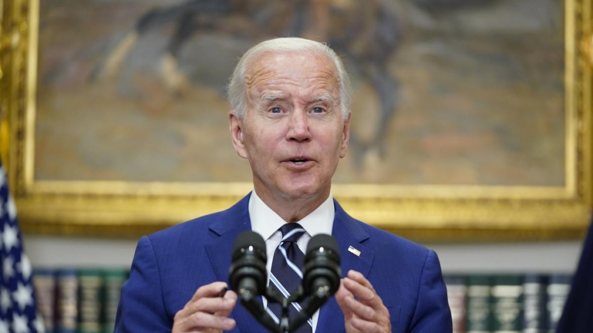 Joe Biden bekommt von seinen Mitarbeitern einen Spickzettel, damit nichts schiefgeht. (Foto)