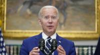 Joe Biden bekommt von seinen Mitarbeitern einen Spickzettel, damit nichts schiefgeht.
