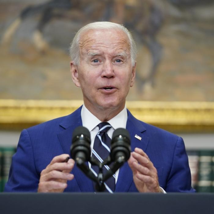 Wieder Demenz-Wirbel! US-Präsident Biden mit Spickzettel erwischt