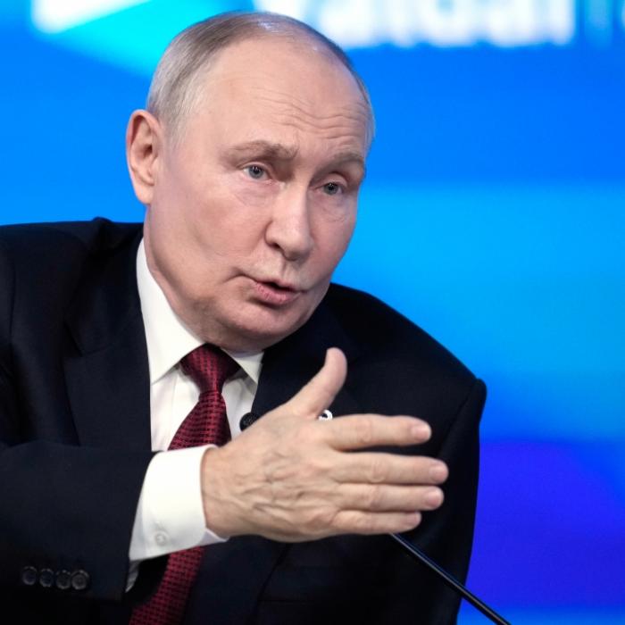 Flammeninferno verschlingt Putins Schattenflotten-Tanker