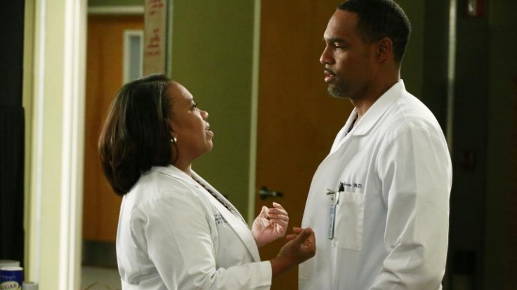 Richard sorgt für Trubel im Krankenhaus, als er die Ärztepaarungen durcheinanderwürfelt: Bailey (Chandra Wilson, l.) und Ben (Jason George, r.).
