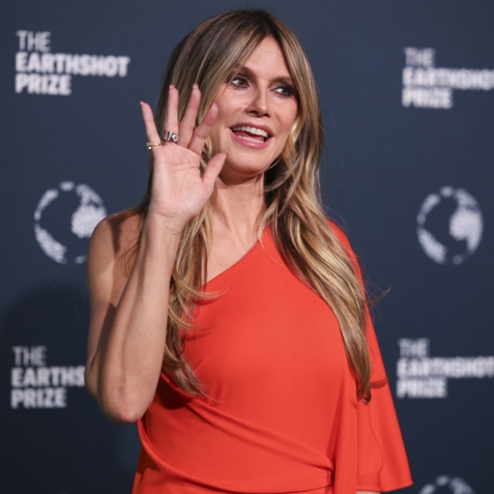 Hautenger GNTM-Look - Model-Mama zeigt sich beim Verschnüren
