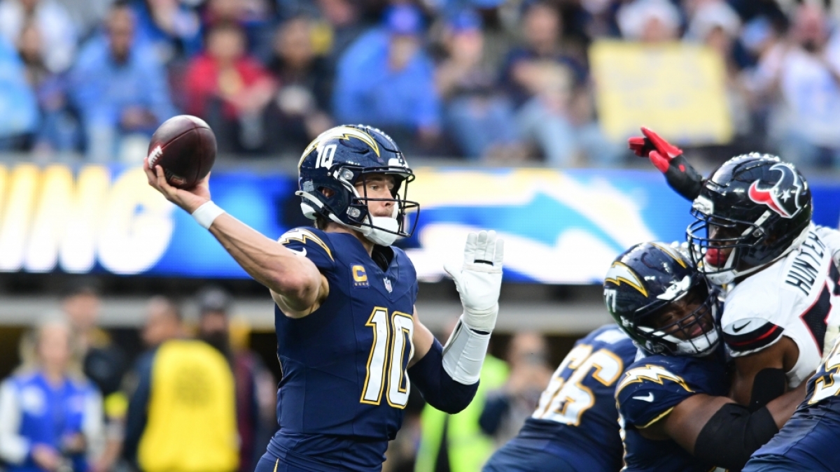 Justin Herbert von den Los Angeles Chargers wirft den Ball, am 27.12.2025. (Symbolbild) (Foto)