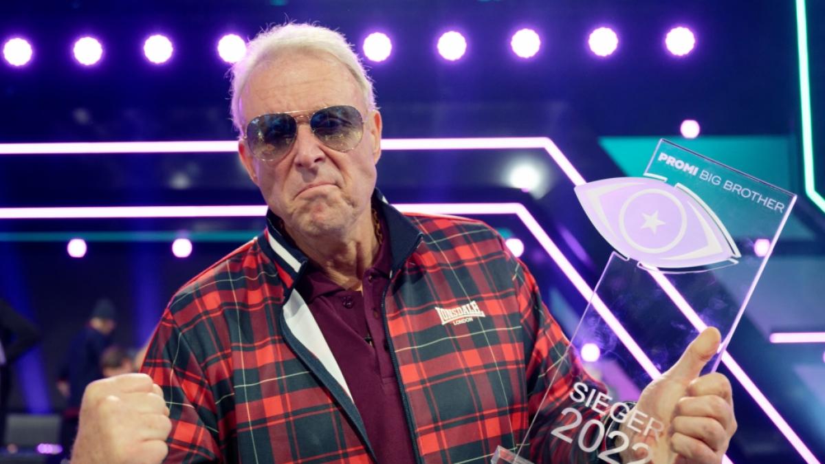 Der Box-Manager Rainer Gottwald jubelt &uuml;ber den Gewinn der der Reality-Show "Promi Big Brother" im Sat.1 Fernsehen. (Foto)