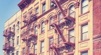 In New York stürzte ein Kleinkind aus einem Fenster und überlebte.