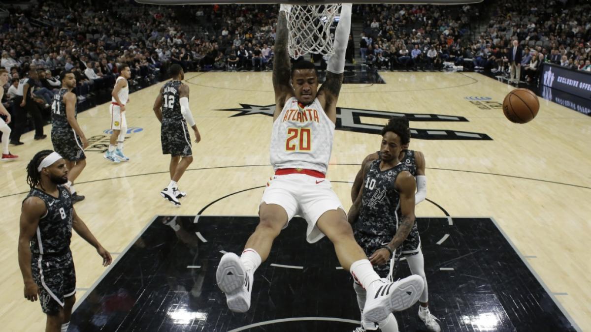 John Collins von den Atlanta Hawks h&auml;ngt am Korb, am 18.01.2020. (Symbolbild) (Foto)