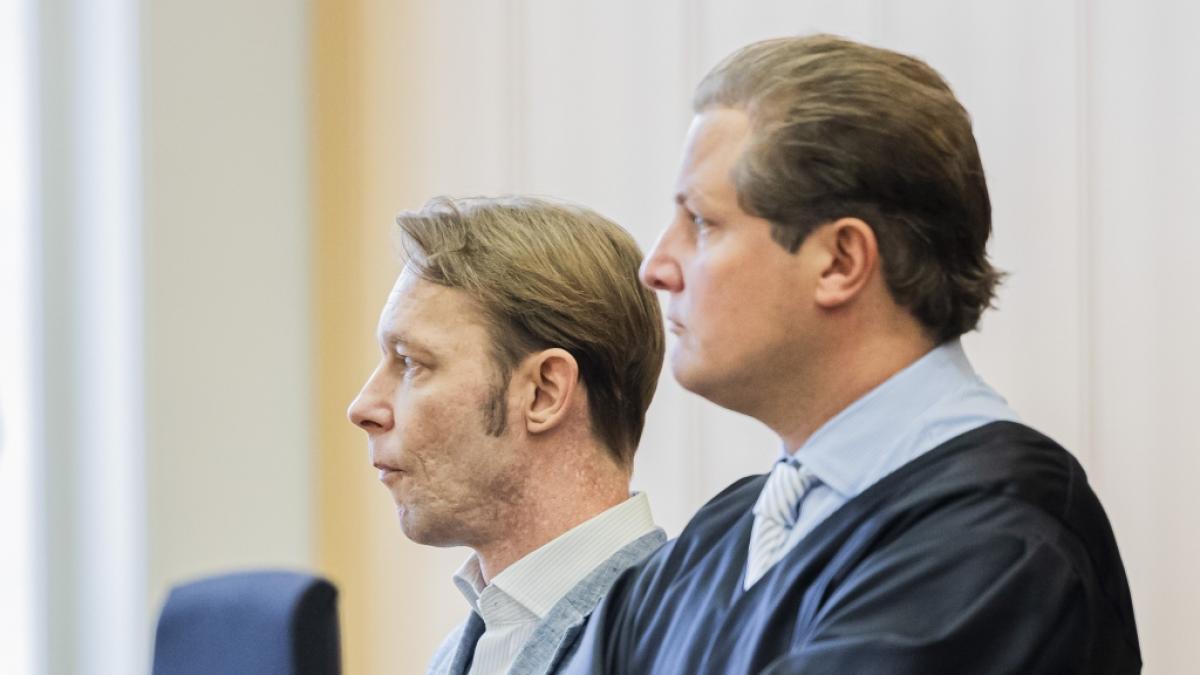 Christian Br&uuml;ckner (links) mit seinem Anwalt. (Foto)