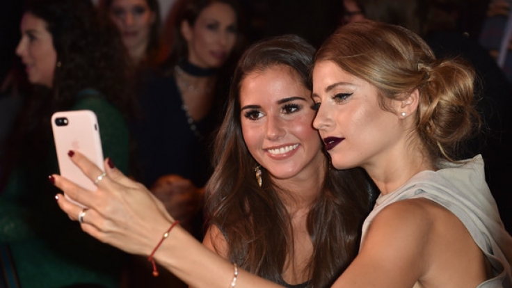 Ob Cathy Hummels (r.) wohl auch ein Fan der Sarah-Lombardi-App ist?