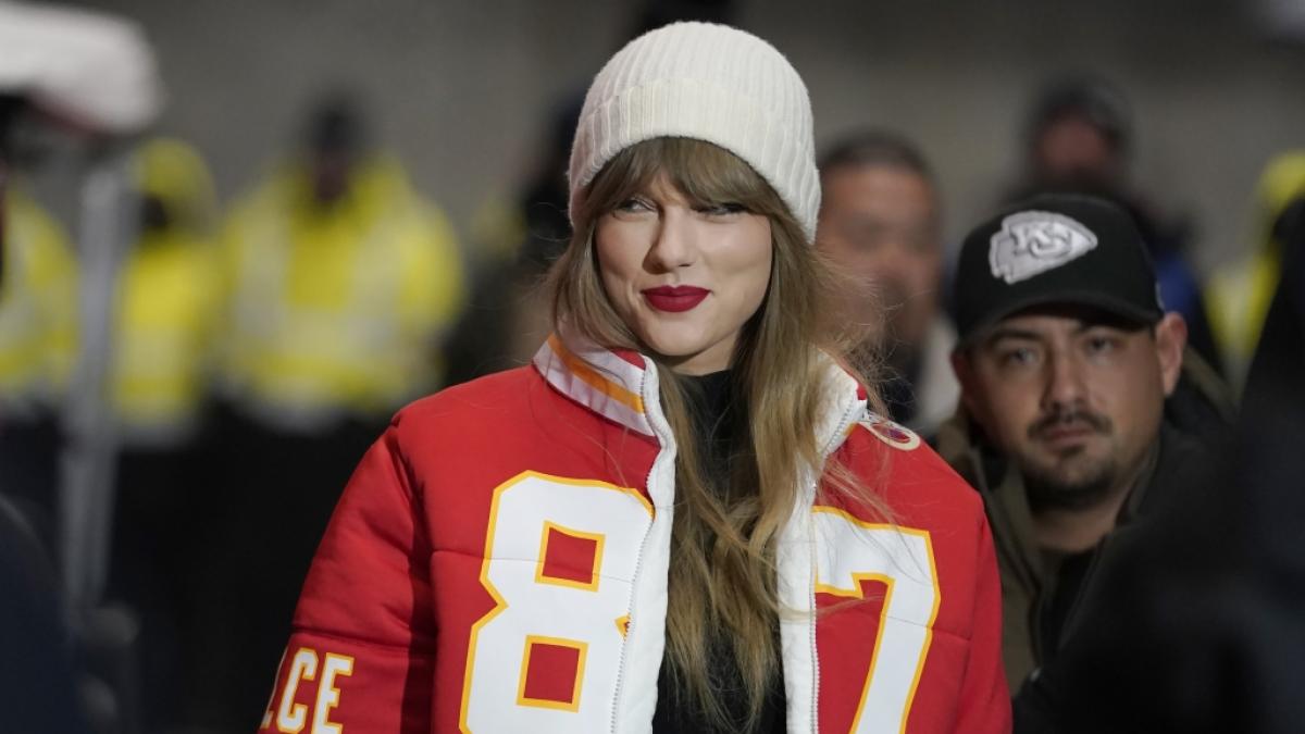 S&auml;ngerin Taylor Swift sorgt mit ihrer Knutsch-Offensive mit ihrem Freund, NFL-Star&nbsp;Travis Kelce, f&uuml;r Schlagzeilen. (Foto)