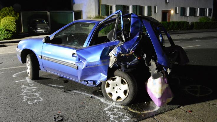 Bei einem mutmaßlich illegalen Autorennen ist eine 43-jährige unbeteiligte Autofahrerin verstorben. Gegen zwei junge Männer beginnt der Prozess. Einer muss sich wegen Mordes verantworten.