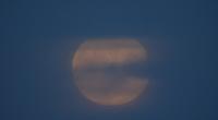 Im Januar strahlt ein riesiger Supermond am Nachthimmel.