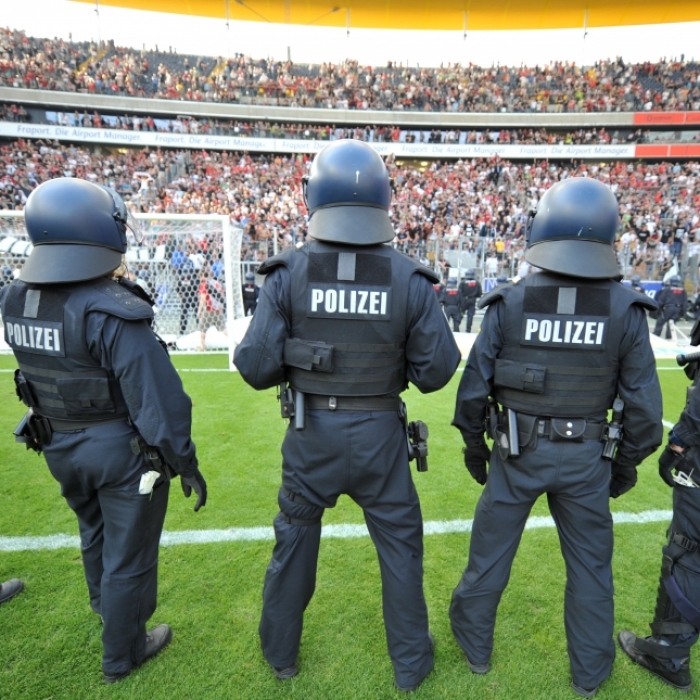 Spieler-Vater stürmt Platz und schlägt auf Gegner (15) ein