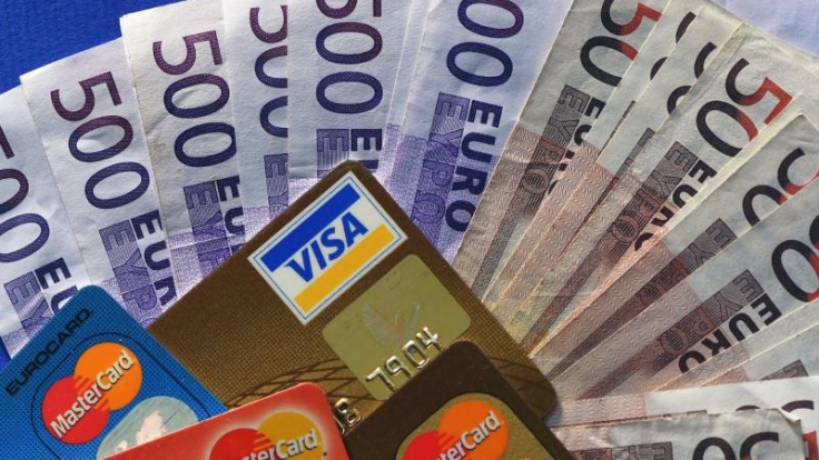 Wer momentan Urlaub in Bali macht, sollte wegen eines möglichen Vulkanausbruchs genügend Bargeld und Kreditkarten mit sich führen.