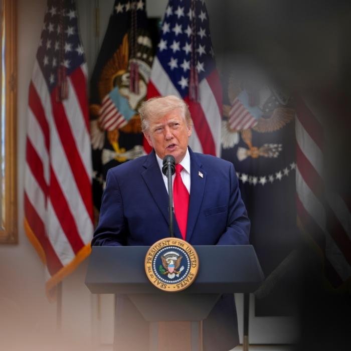 Donald Trump sorgt mit umstrittenen Entscheidungen, provokanten Aussagen und ungewöhnlichen Ankündigungen immer wieder für Schlagzeilen.