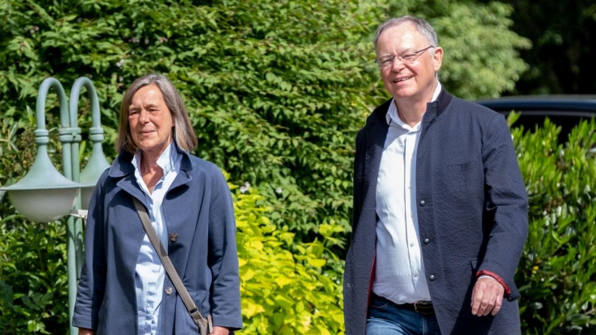 Niedersachsens ehemaliger Ministerpr&auml;sident Stephan Weil (SPD) mit seiner Frau Rosemarie Kerkow-Weil. (Foto)