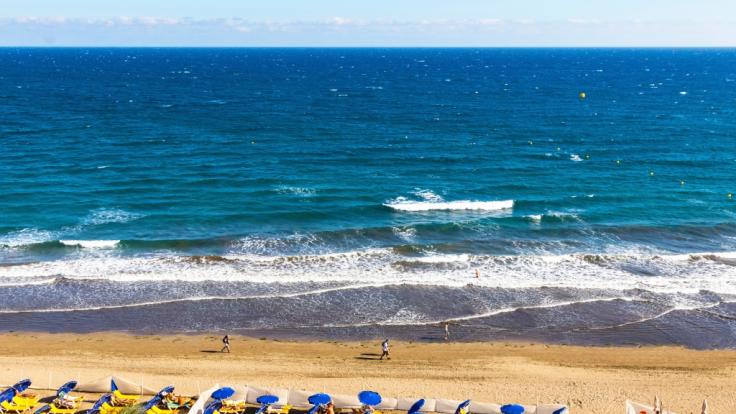 Die deutsche Urlauberin wurde beim Sonnenbaden am Strand von Playa del Inglés von einem Lieferwagen überfahren.