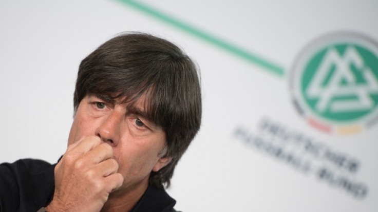 Bundestrainer Joachim Löw hat die Respektlosigkeit von Fußballfans scharf kritisiert.
