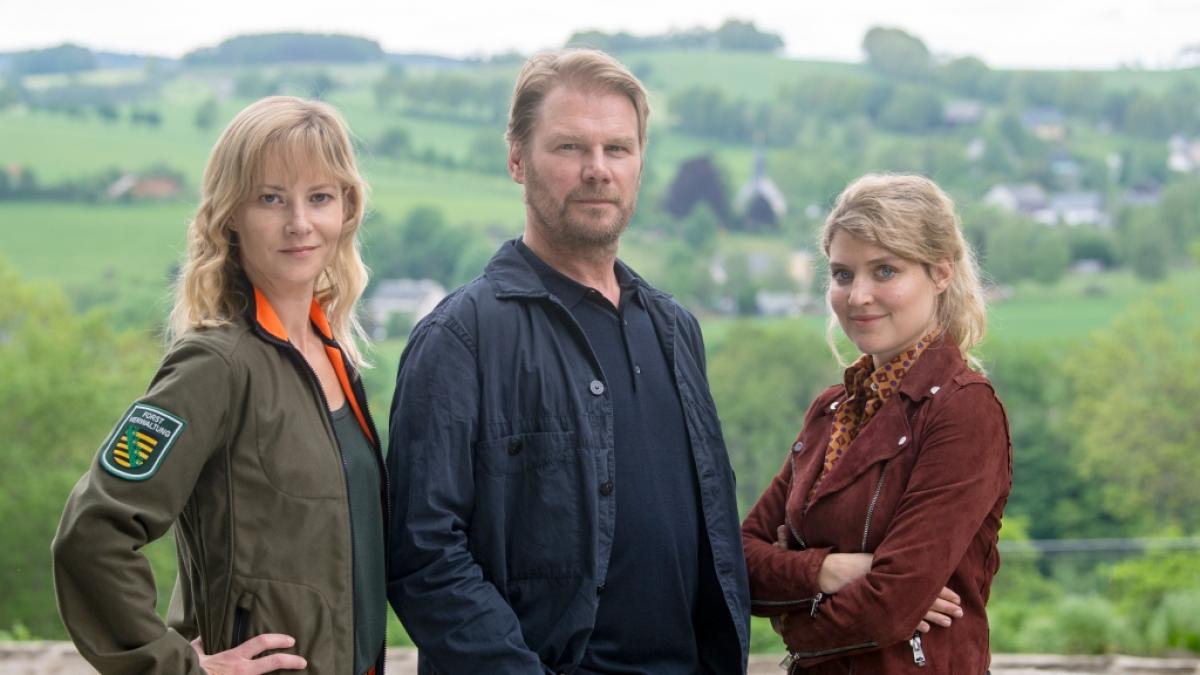 Teresa Wei&szlig;bach (l-r), Kai Scheve und Lara Mandoki stehen w&auml;hrend einer Drehpause am "Ergebirgskrimi"-Set. (Foto)