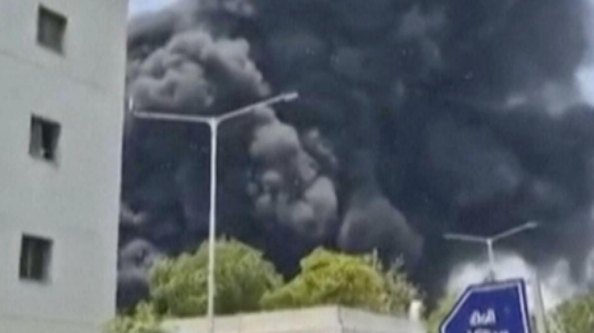 Rauch steigt nach dem Absturz eines Flugzeugs in Ahmedabad im indischen Bundesstaat Gujarat auf. (Foto)