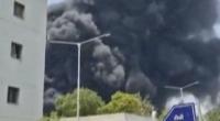 Rauch steigt nach dem Absturz eines Flugzeugs in Ahmedabad im indischen Bundesstaat Gujarat auf.