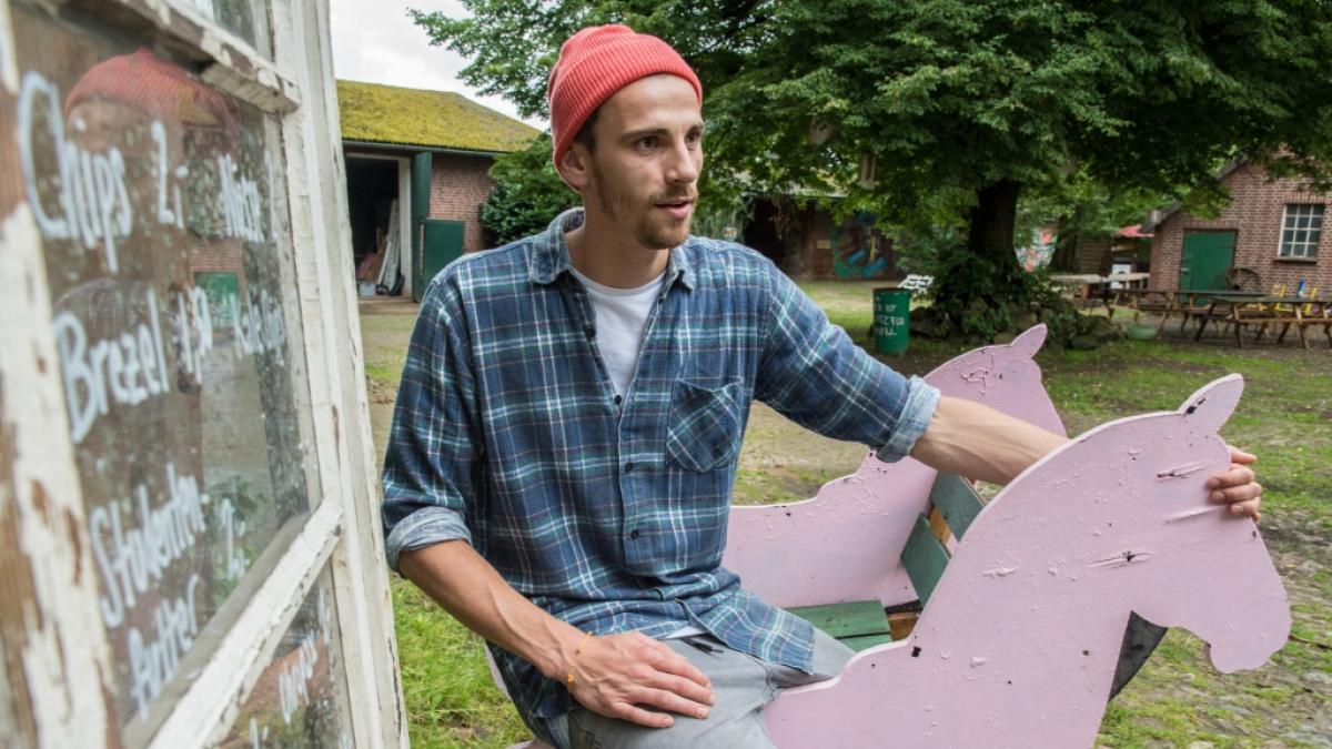 Fynn Kliemann reitet 2017 auf einem rosa Schaukelpferd &uuml;ber seinen Kreativhof "Kliemannsland" im Dorf R&uuml;spel bei Zeven (Niedersachsen). (Foto)
