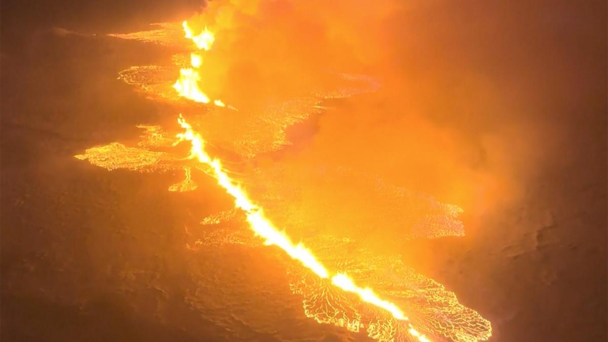 Der Magmastrom lie&szlig;t auf einem H&uuml;gel in der N&auml;he von Grindavik. (Foto)