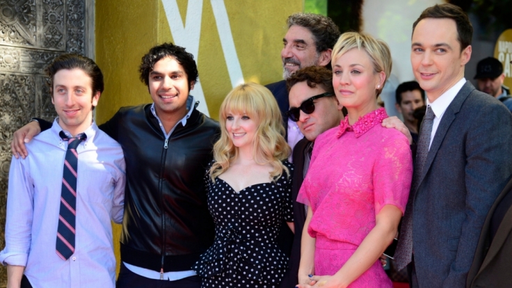 Die TBBT-Serien-Stars bei einer Veranstaltung, auf der Kaley Cuoco alias Penny einen Stern auf dem
