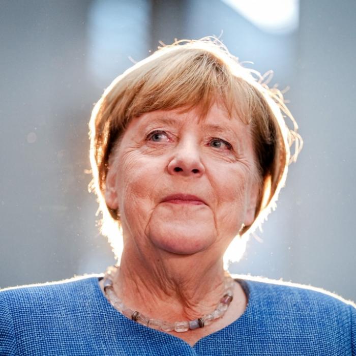 Angela Merkel schreibt Baum-Geschichte auf der Kanzlerwiese.
