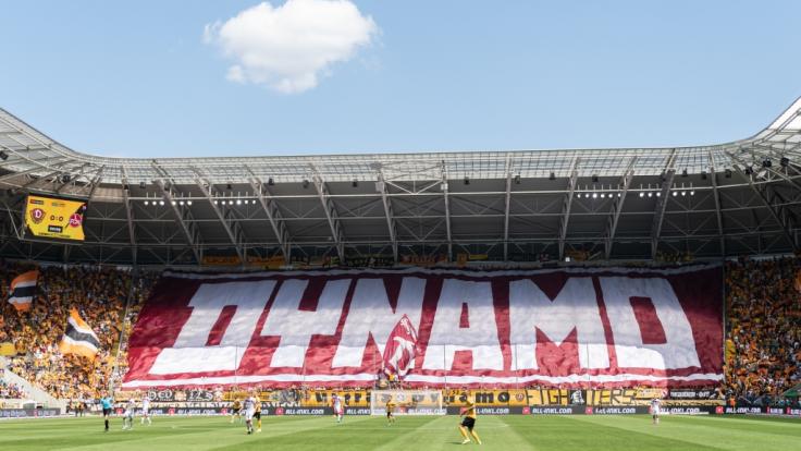 Im Stadion von Dynamo Dresden kam es zu einem Eklat, als sich Ordner des Vereins mit verfassungsfeindlichen Symbolen auf der Kleidung zeigten (Symbolbild).