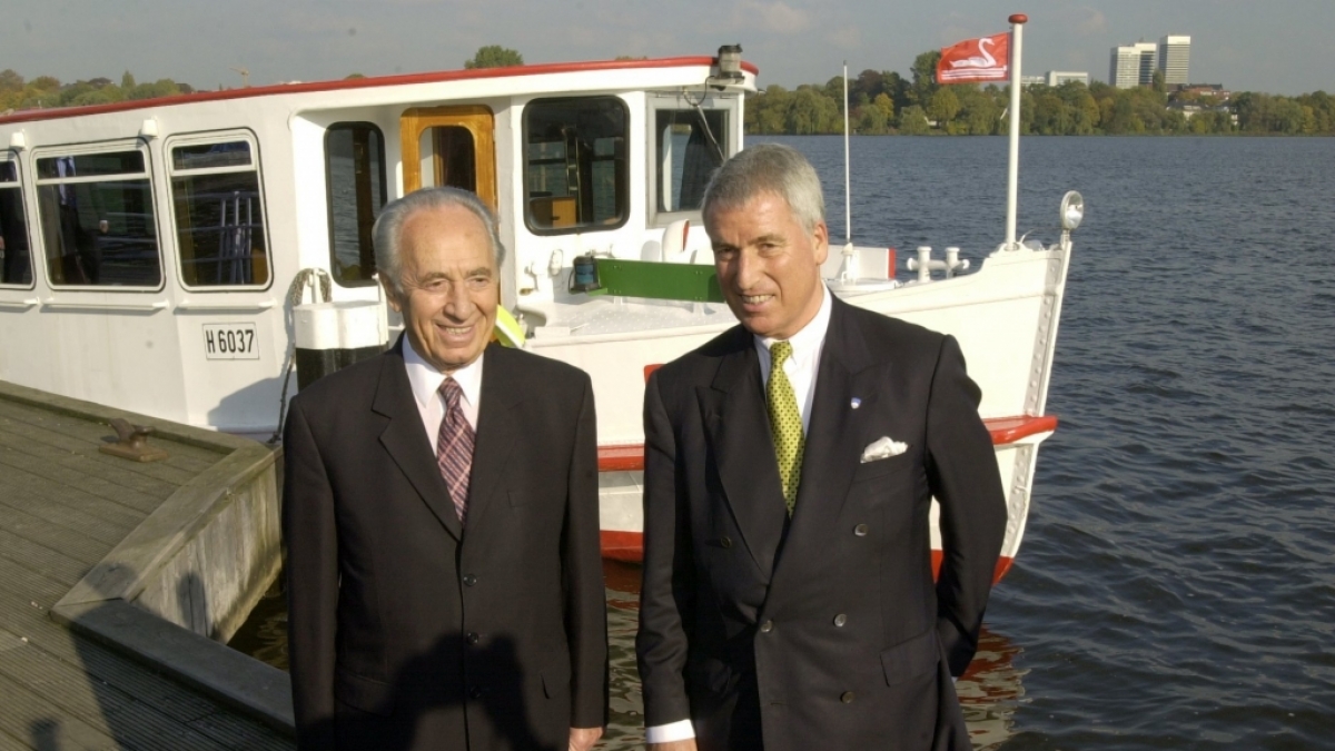 Der ehemalige israelische Ministerpr&auml;sident Schimon Peres (l) posiert zusammen mit dem Chef der W&uuml;nsche AG, Kai W&uuml;nsche, an der Hamburger Au&szlig;enalster vor einem Alsterkahn. (Foto)