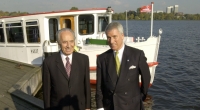 Der ehemalige israelische Ministerpräsident Schimon Peres (l) posiert zusammen mit dem Chef der Wünsche AG, Kai Wünsche, an der Hamburger Außenalster vor einem Alsterkahn.
