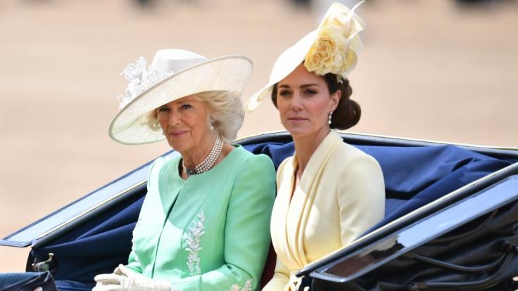 Herzogin Camilla und Herzogin Kate.