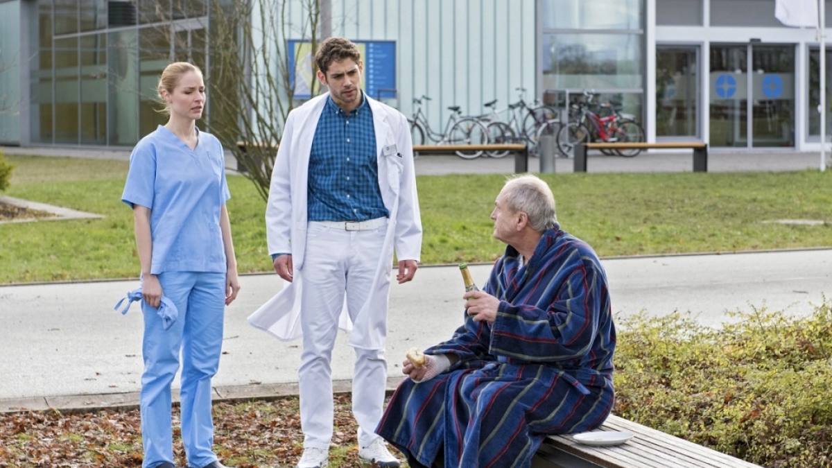 Ein schwieriger Patient verweigert in Folge 11 von "In aller Freundschaft - Die jungen &Auml;rzte" seine Organtransplantation. (Foto)