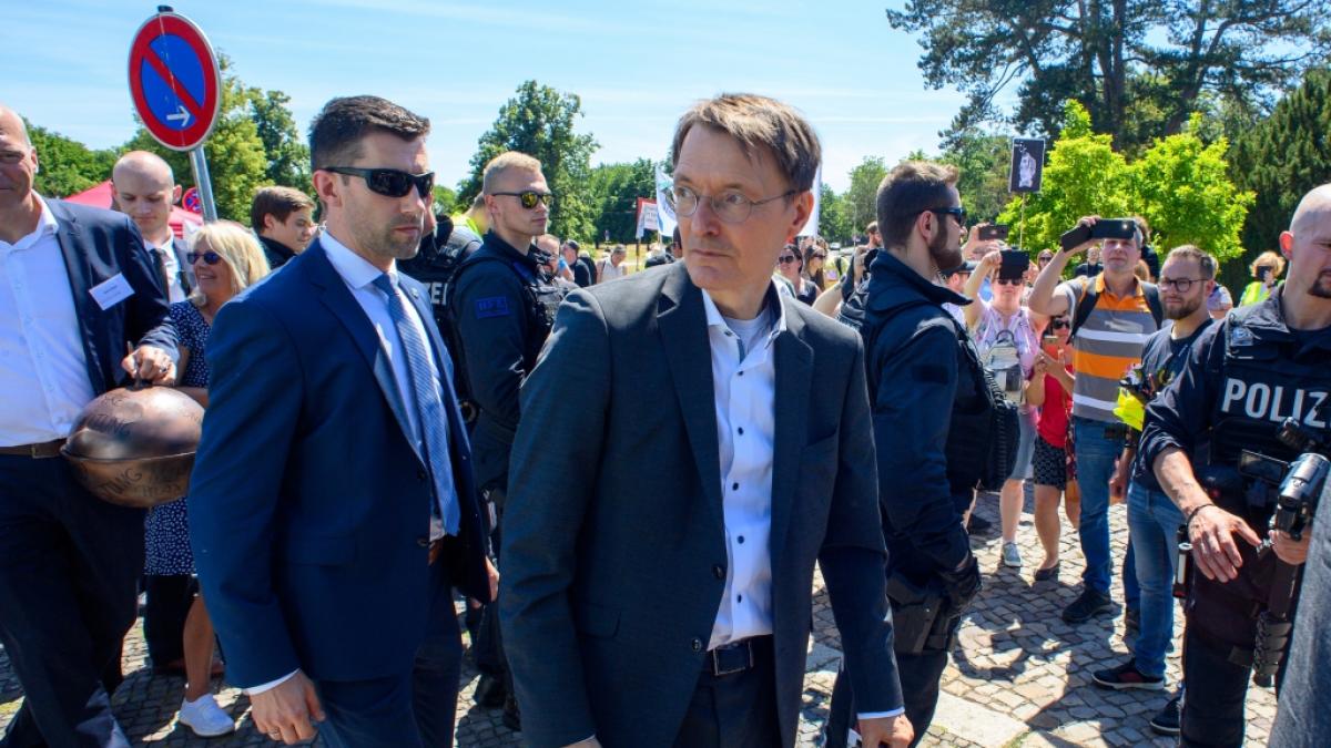 Karl Lauterbach hat am Mittwoch, 22. Juni, eine Verdi-Kundgebung in Magdeburg besucht. (Foto)