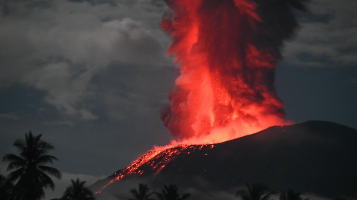 Das Bild zeigt den&nbsp;Ausbruch des "Mount Ibu" in Indonesien. Wissenschaftler untersuchten, ob der Uturuncu ebenfalls bald Feuer speien w&uuml;rde. (Foto)