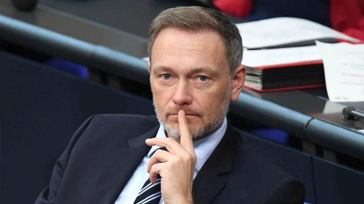 Christian Lindner rastet bei einem Auftritt in Leipzig aus, nachdem er mehrfach von Aktivist:innen der "Letzten Generation" unterbrochen wurde. (Foto)
