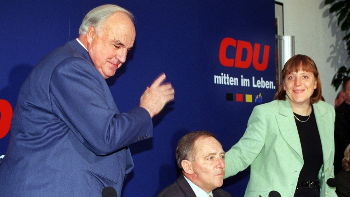 Schick in Mintgrün: Angela Merkel 1990 bei einer CDU-Pressekonferenz neben Altbundeskanzler Helmut Kohl. (Foto)