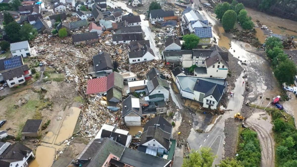 Die mit einer Drohne gefertigte Aufnahme zeigt die Verw&uuml;stungen die das Hochwasser der Ahr in dem Eifel-Ort Schuld angerichtet hat. (Foto)