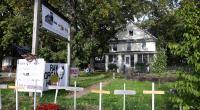 Das Haus, in dem ein Junge getötet und eine Frau lebensgefährlich verletzt wurde, nachdem sie von einem Mann niedergestochen wurden, der es auf sie abgesehen hatte, weil sie Muslime waren, in Plainfield, Illinois.