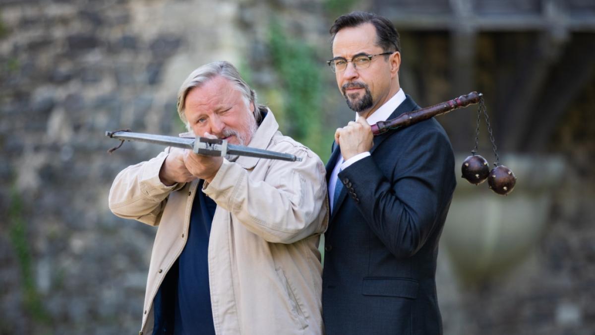 Axel Prahl (als Frank Thiel) und&nbsp;Jan Josef Liefers (als Karl-Friedrich Boerne, r.) am "Tatort"-Set. (Foto)