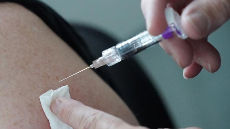 Erste Impfungen gegen das Coronavirus könnten Bundesgesundheitsminister Jens Spahn zufolge bereits Anfang 2021 angeboten werden (Symbolbild).