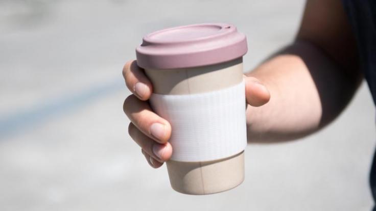 Mehrwegbecher aus Bambus enthalten Warentestern zufolge Melaminharz und können bei hohen Temperaturen Schadstoffe abgeben.