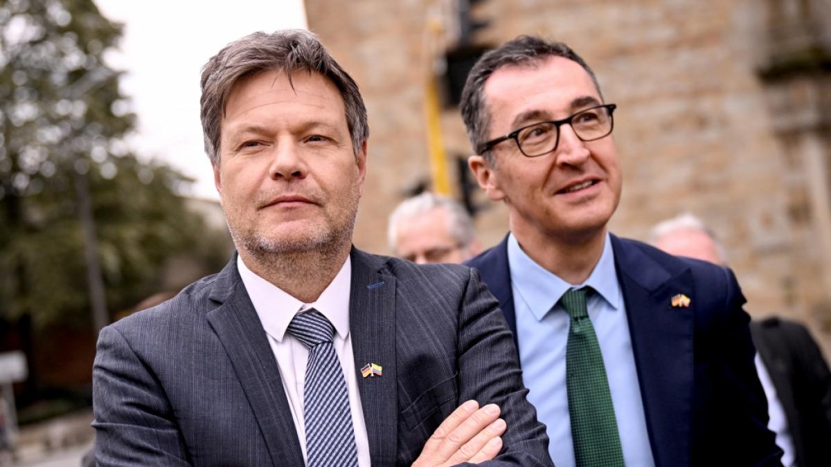 Die Gr&uuml;nen von Wirtschaftsminister Robert Habeck (l.) und Landwirtschaftsminister Cem &Ouml;zdemir liegt in einer neuen Umfrage hinter der AfD. (Foto)
