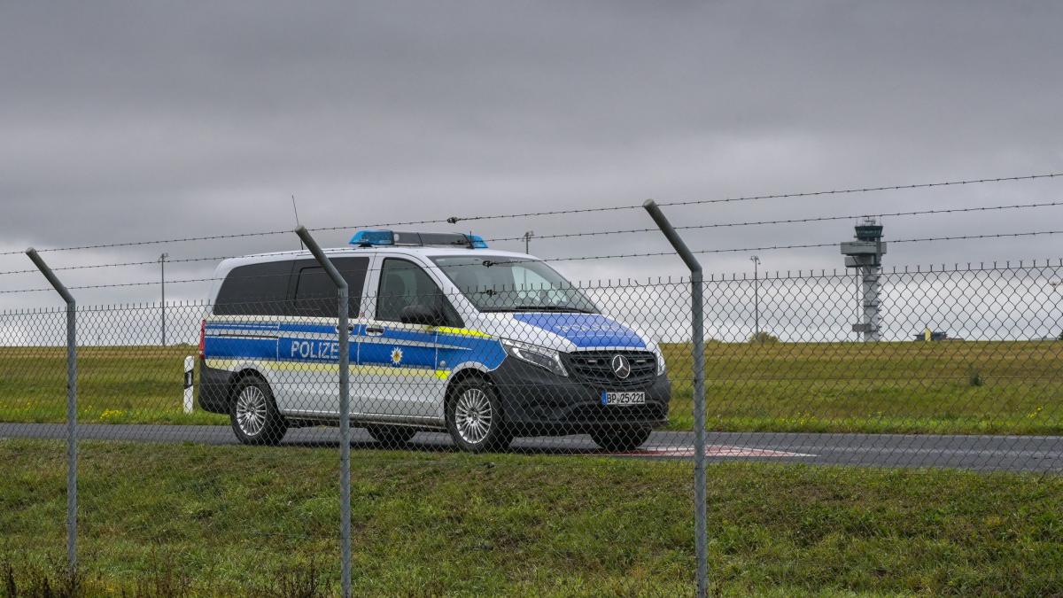 &Uuml;ber die Ursache und m&ouml;gliche Hintergr&uuml;nde gibt es bislang keine Informationen. Die Polizei geht nach der Spurenlage mit hoher Wahrscheinlichkeit davon aus, dass ein Fahrzeug den Zaun durchbrochen hat. (Foto)