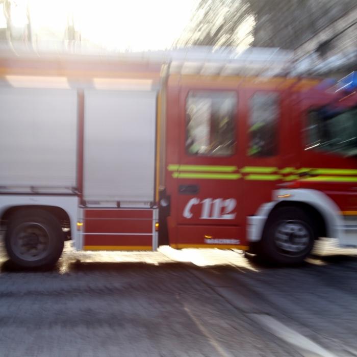 Feuerwehr im Dauereinsatz! Verletzte nach Wohnungsbrand