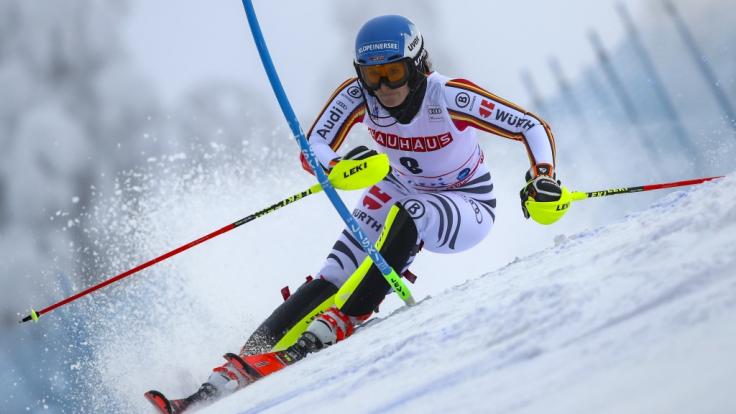 Christina Ackermann legt beim Ski-alpin-Weltcup 2019/20 volle Konzentration an den Tag.
