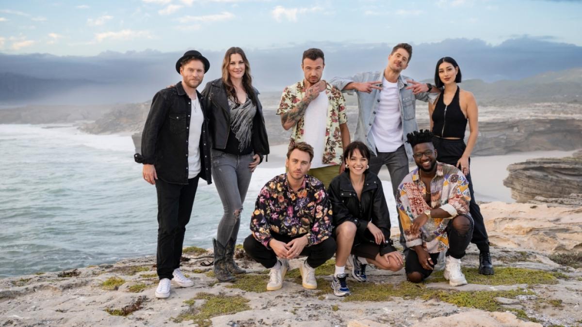 In der neunten Staffel von "Sing meinen Song - Das Tauschkonzert" begr&uuml;&szlig;t Gastgeber Johannes Oerding die Musik-Stars (v.l.n.r.) Floor Jansen, Clueso, SDP (Dag-Alexis Kopplin), LOTTE, SDP (Vincent Stein), Kelvin Jones und ELIF (Foto)